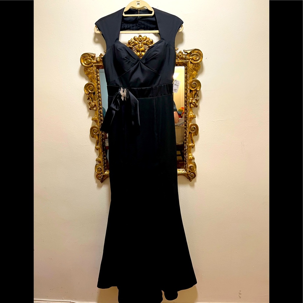 Neiman Marcus sz 6 Black mermaid dress with keyhole in back